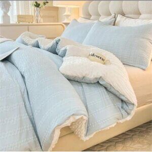 Luxury Light Blue Quilt Comforter Set With Pillow Shams & Textured Design - Full
